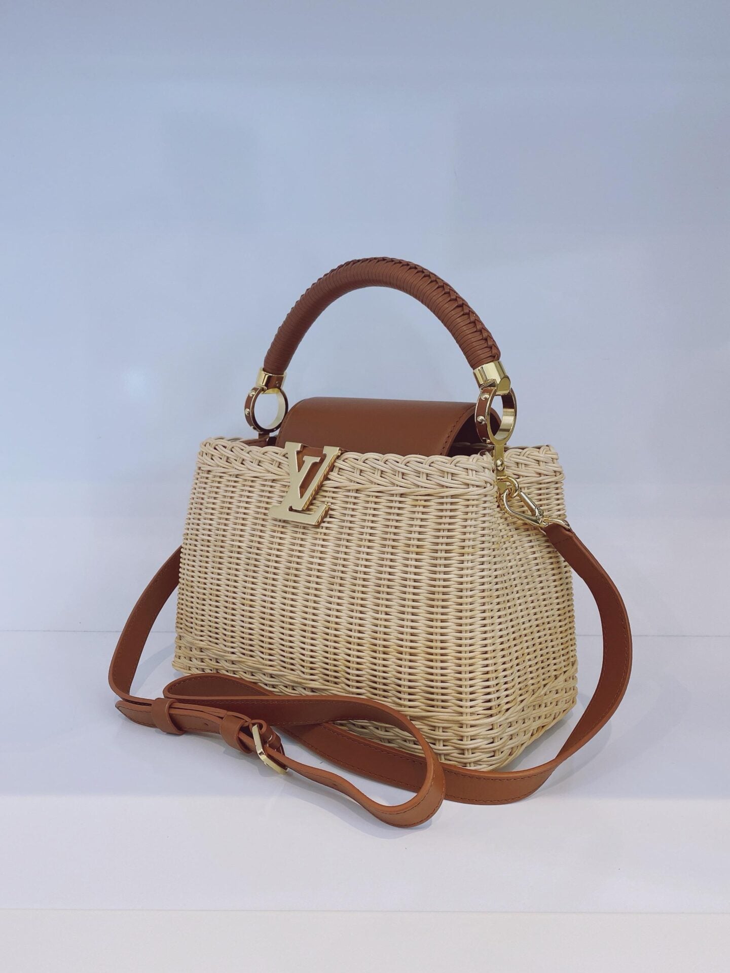 BROWN BEIGE BRAIDED RATTAN WITH SMOOTH COWHIDE LEATHER HANDLE CAPUCINES BB HANDBAG