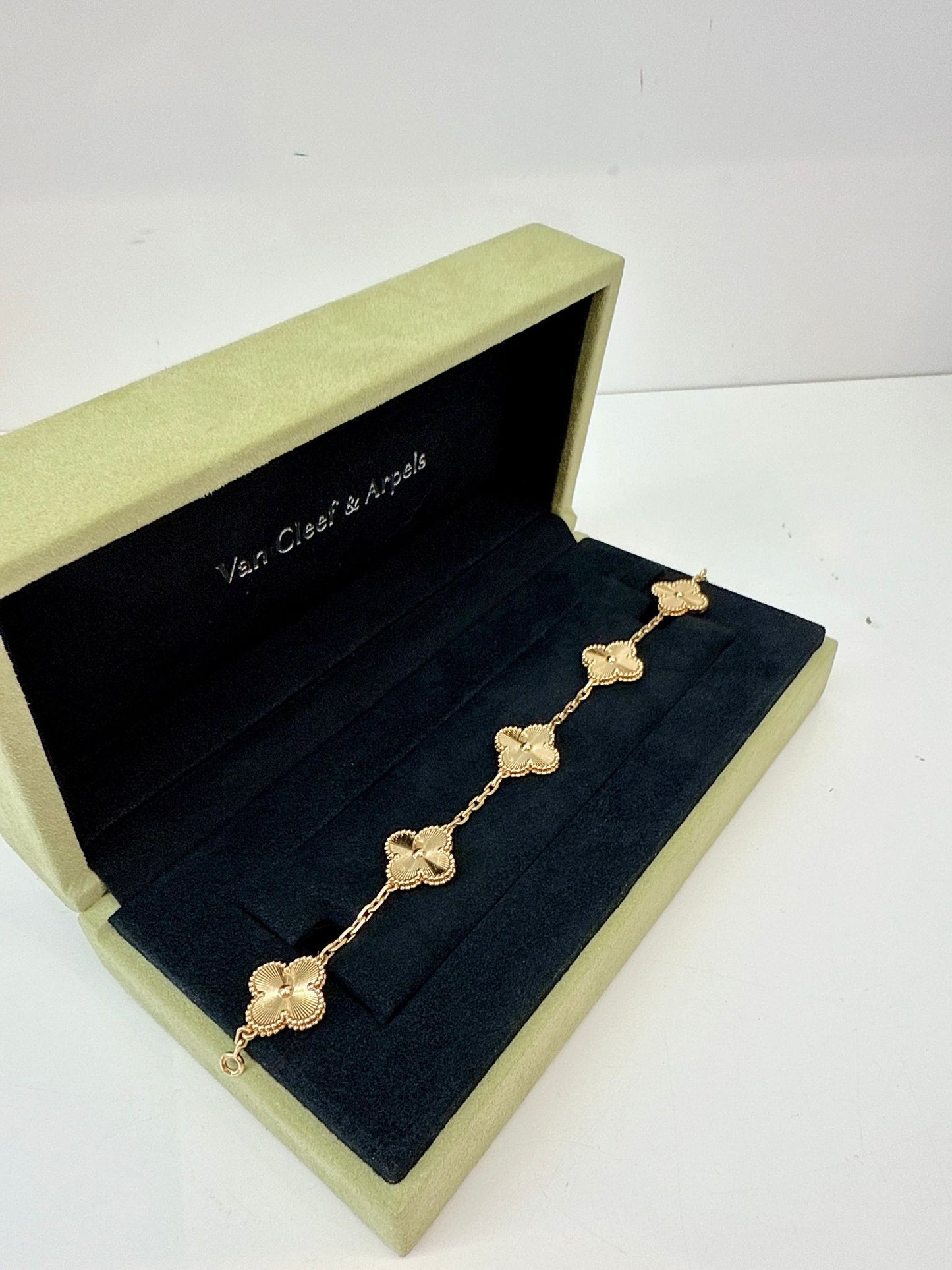 18K YELLOW GOLD VINTAGE ALHAMBRA BRACELET, 5 MOTIFS