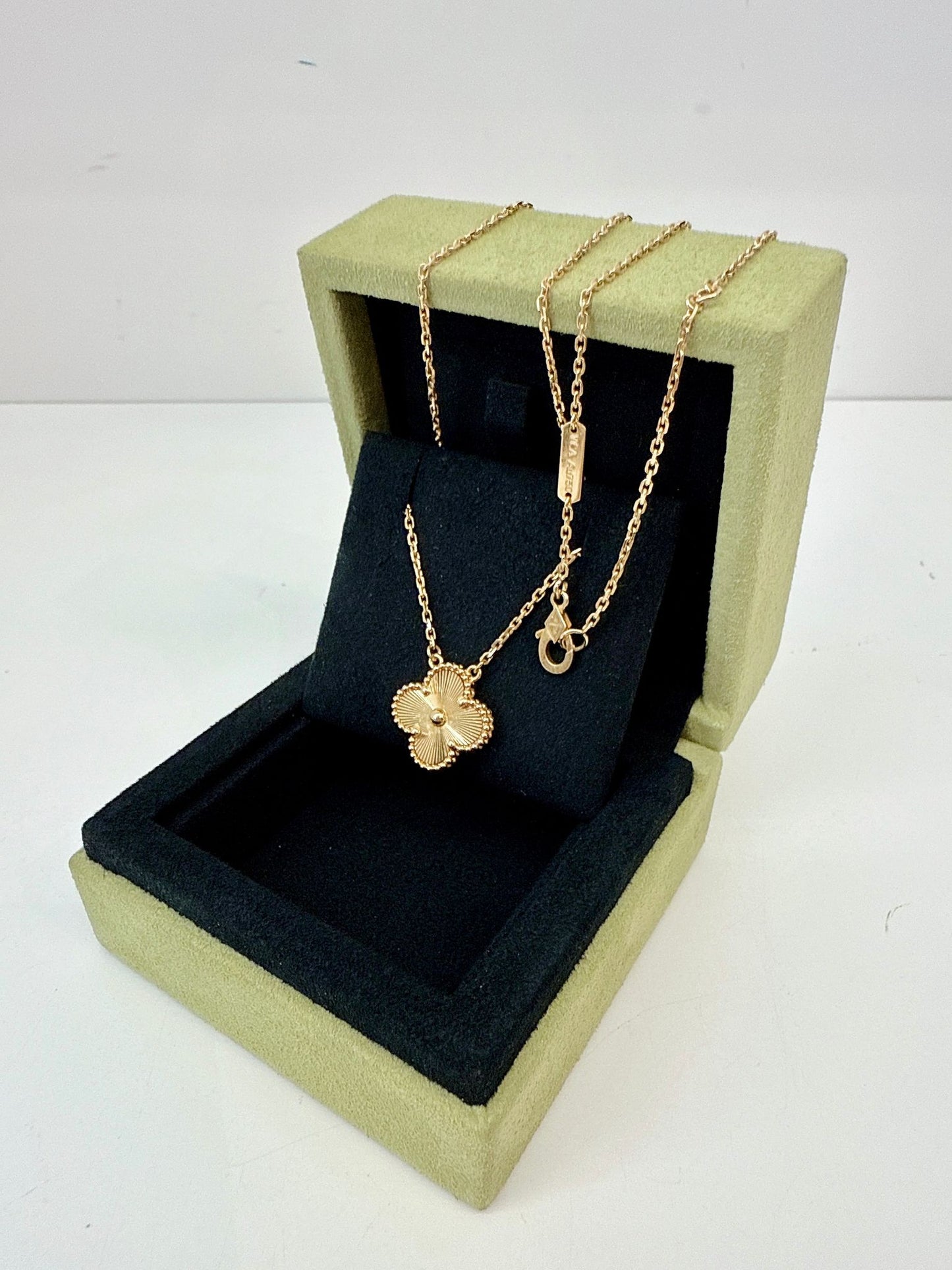 18K YELLOW GOLD VINTAGE ALHAMBRA PENDANT