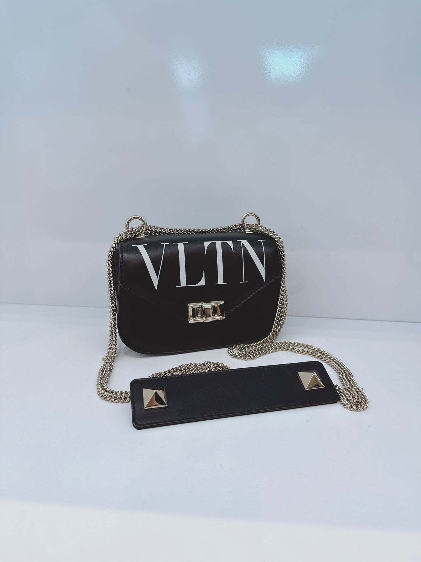 BLACK LEATHER SMALL VLTN CHAIN SHOULDER BAG