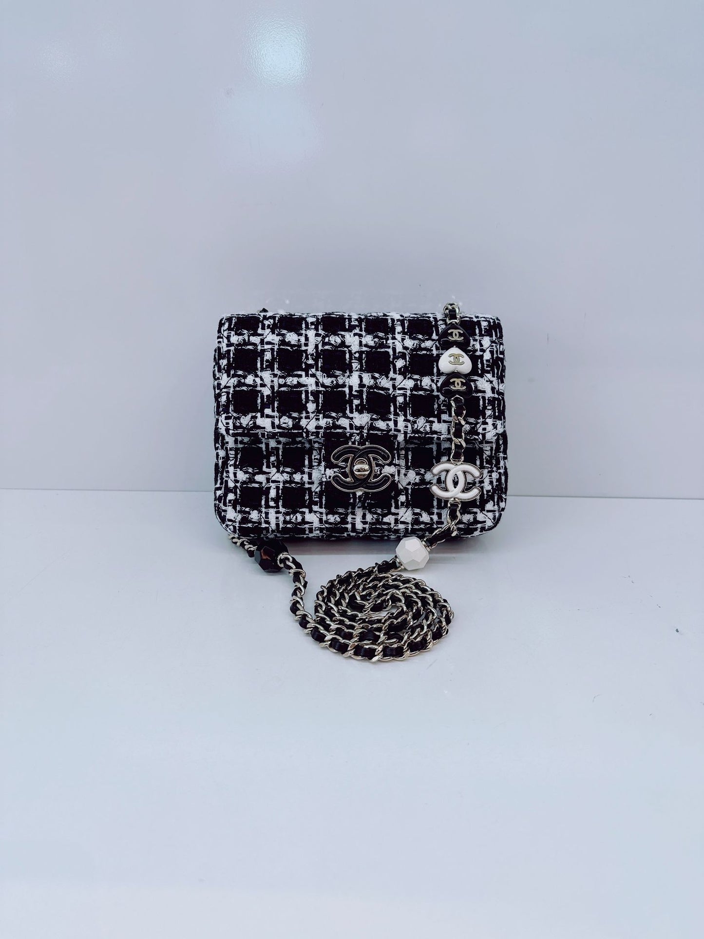 BLACK WHITE SMALL CLASSIC FLAP HOUNDSTOOTH TWEED SHOULDER BAG