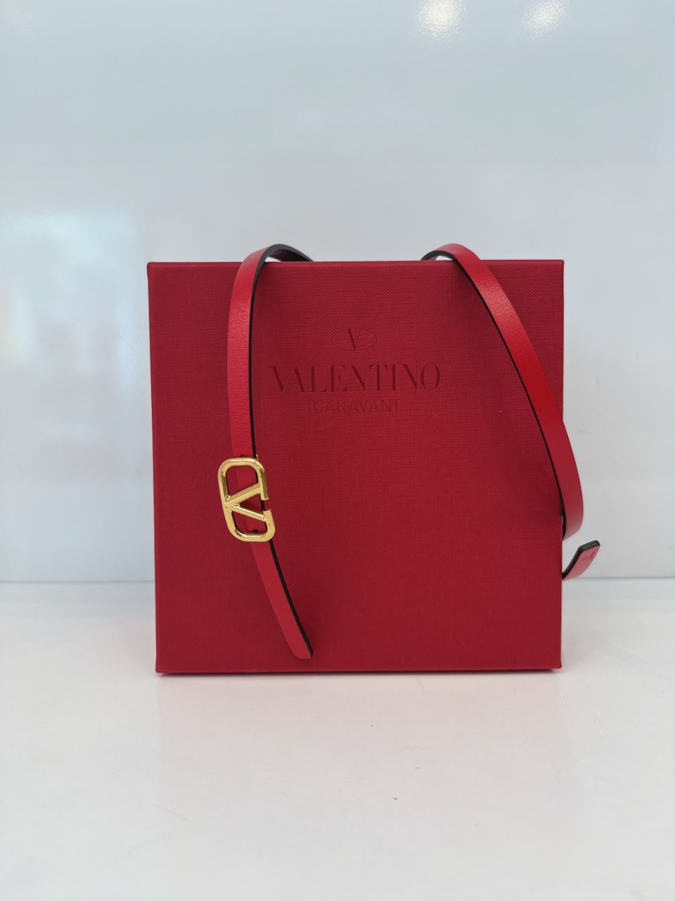 RED BLACK LEATHER REVERSIBLE NARROW V LOGO BELT 70CM