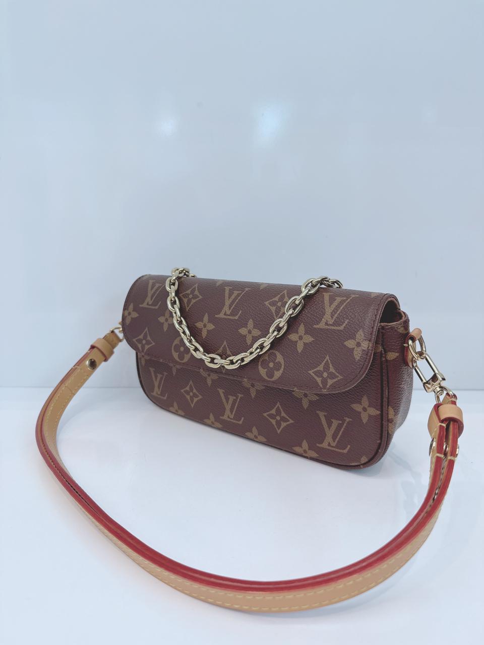 MONOGRAM CANVAS IVY WALLET ON CHAIN