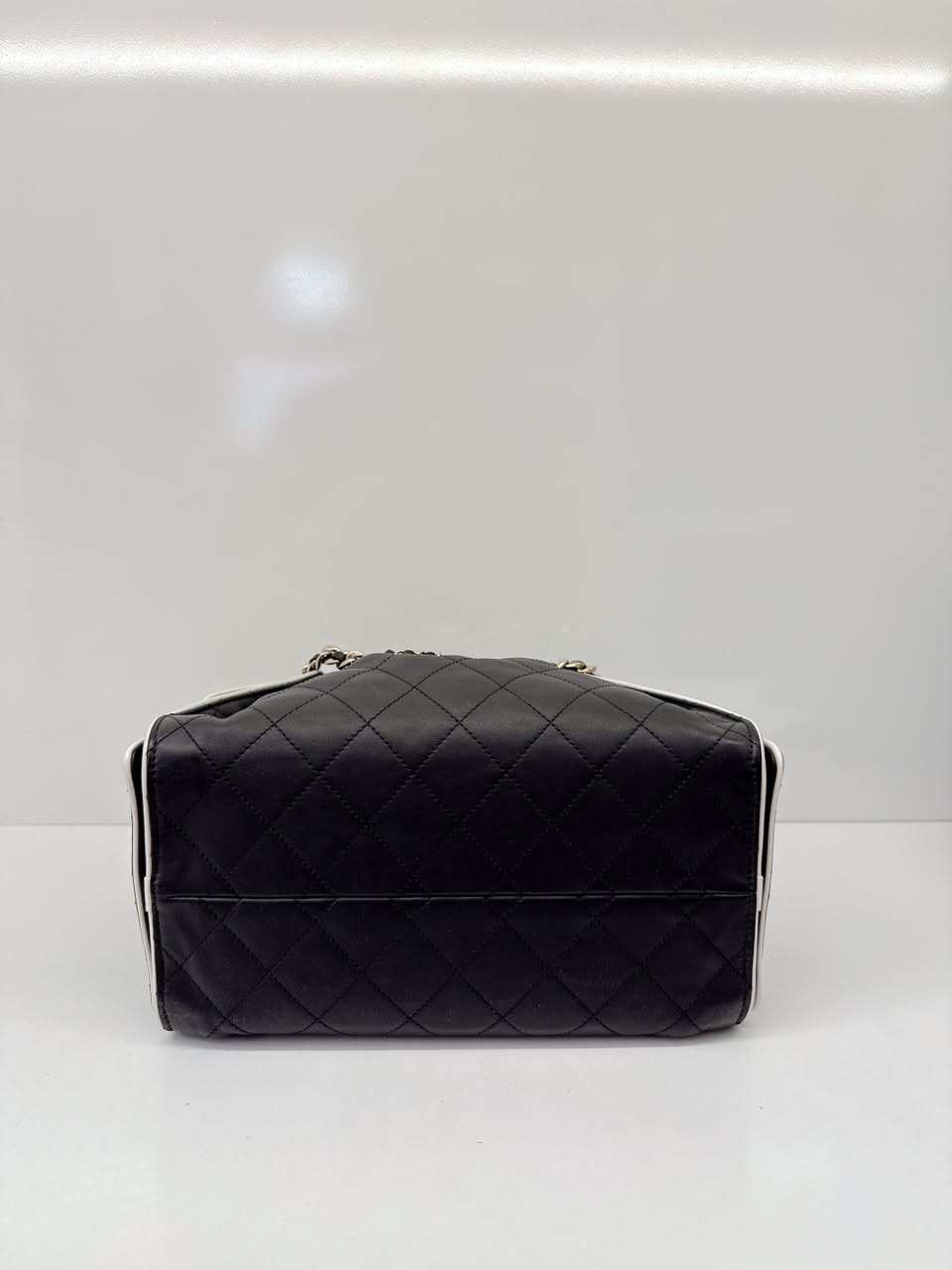 BLACK WHITE CALFSKIN CHANEL 25 SMALL HANDBAG GOLD-TONE METAL