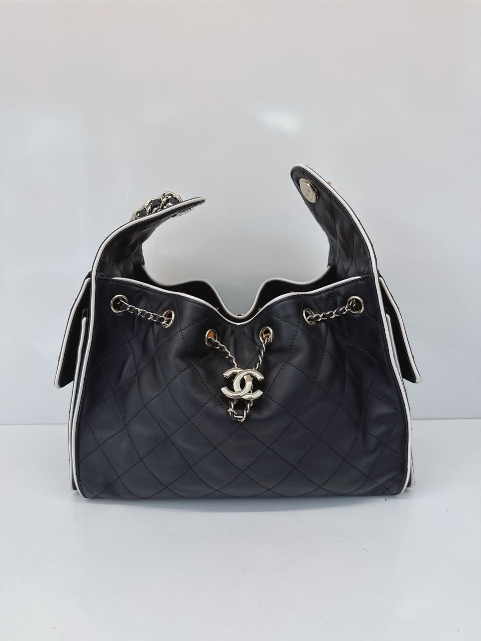BLACK WHITE CALFSKIN CHANEL 25 SMALL HANDBAG GOLD-TONE METAL