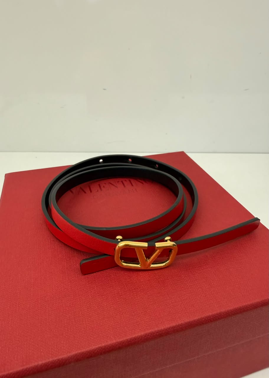 RED BLACK LEATHER REVERSIBLE NARROW V LOGO BELT 70CM