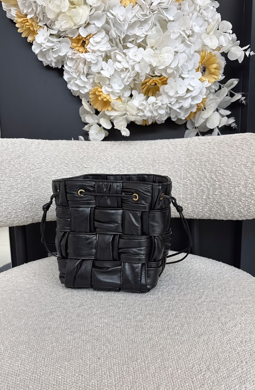 BLACK PLISSE INTRECCIATO LEATHER SMALL CASSETTE BUCKET BAG