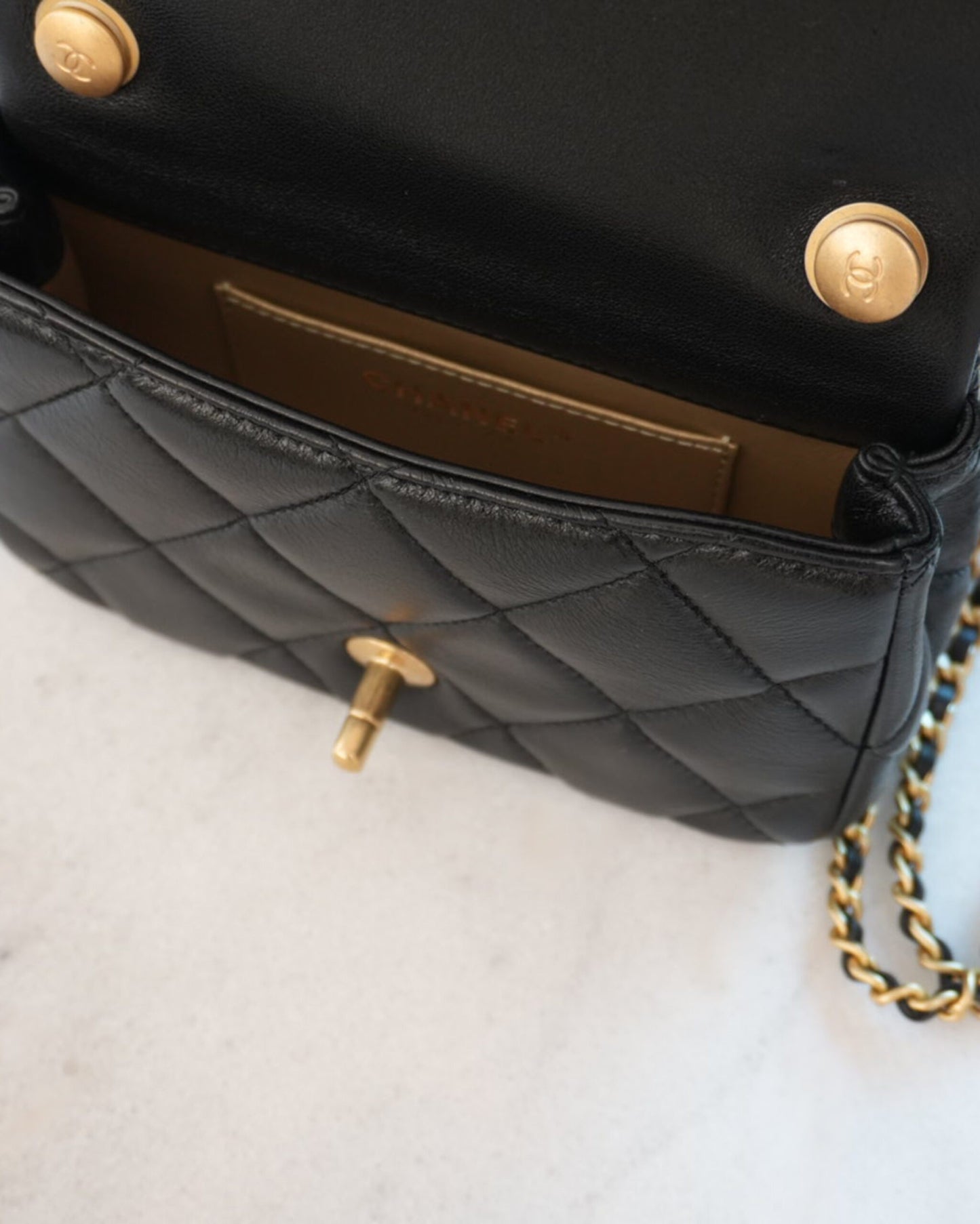 BLACK SHINY LAMBSKIN IMITATION PEARL MINI FLAP BAG GHW