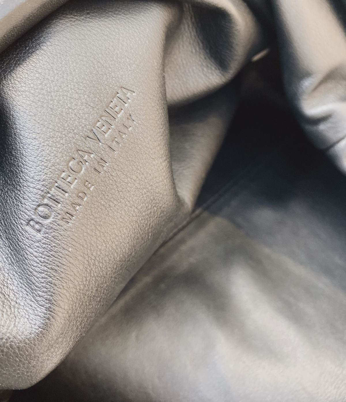 BLACK LEATHER TEEN POUCH