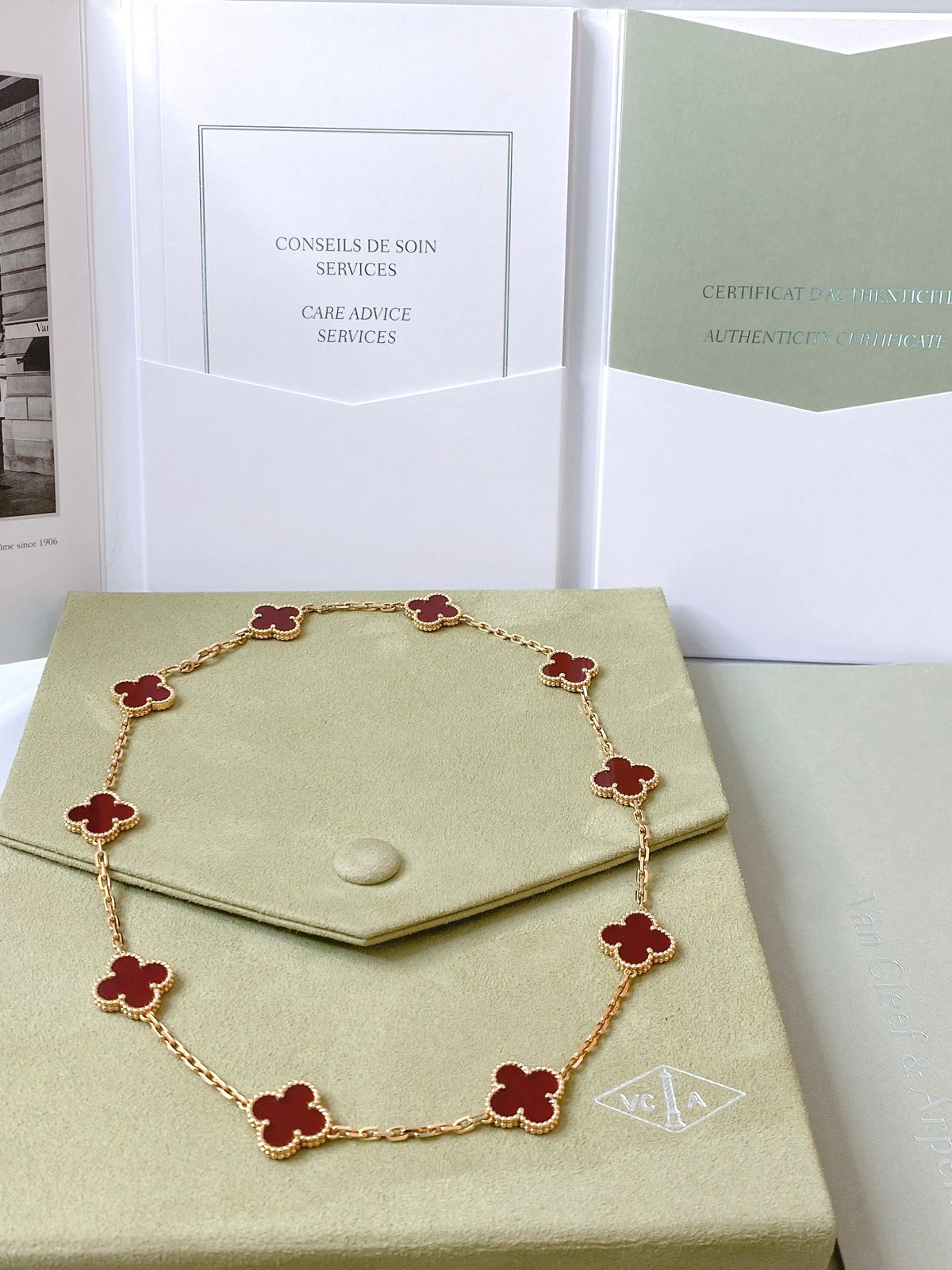 VINTAGE ALHAMBRA CARNELIAN 18K YELLOW GOLD 10 MOTIF STATION NECKLACE