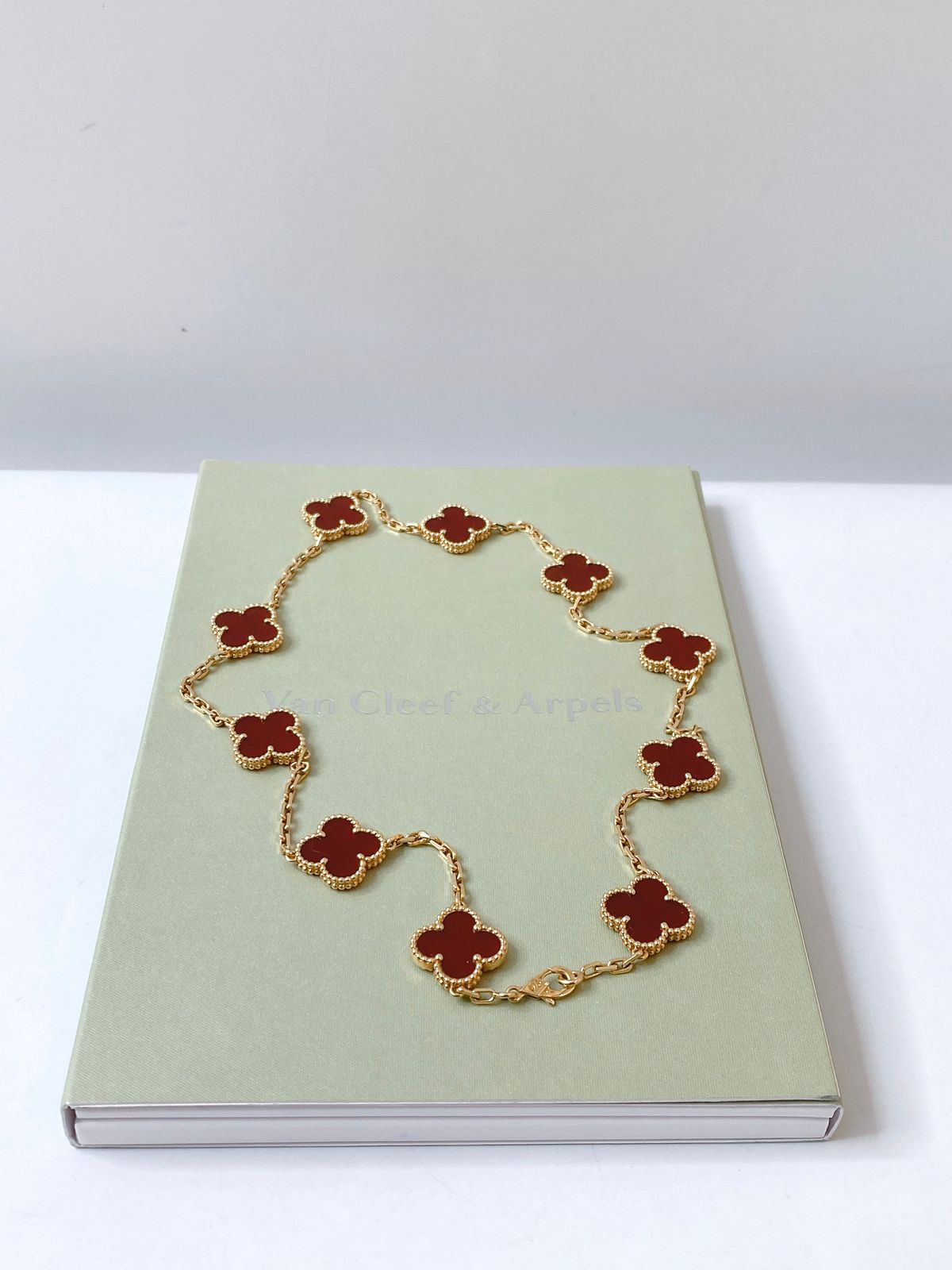 VINTAGE ALHAMBRA CARNELIAN 18K YELLOW GOLD 10 MOTIF STATION NECKLACE
