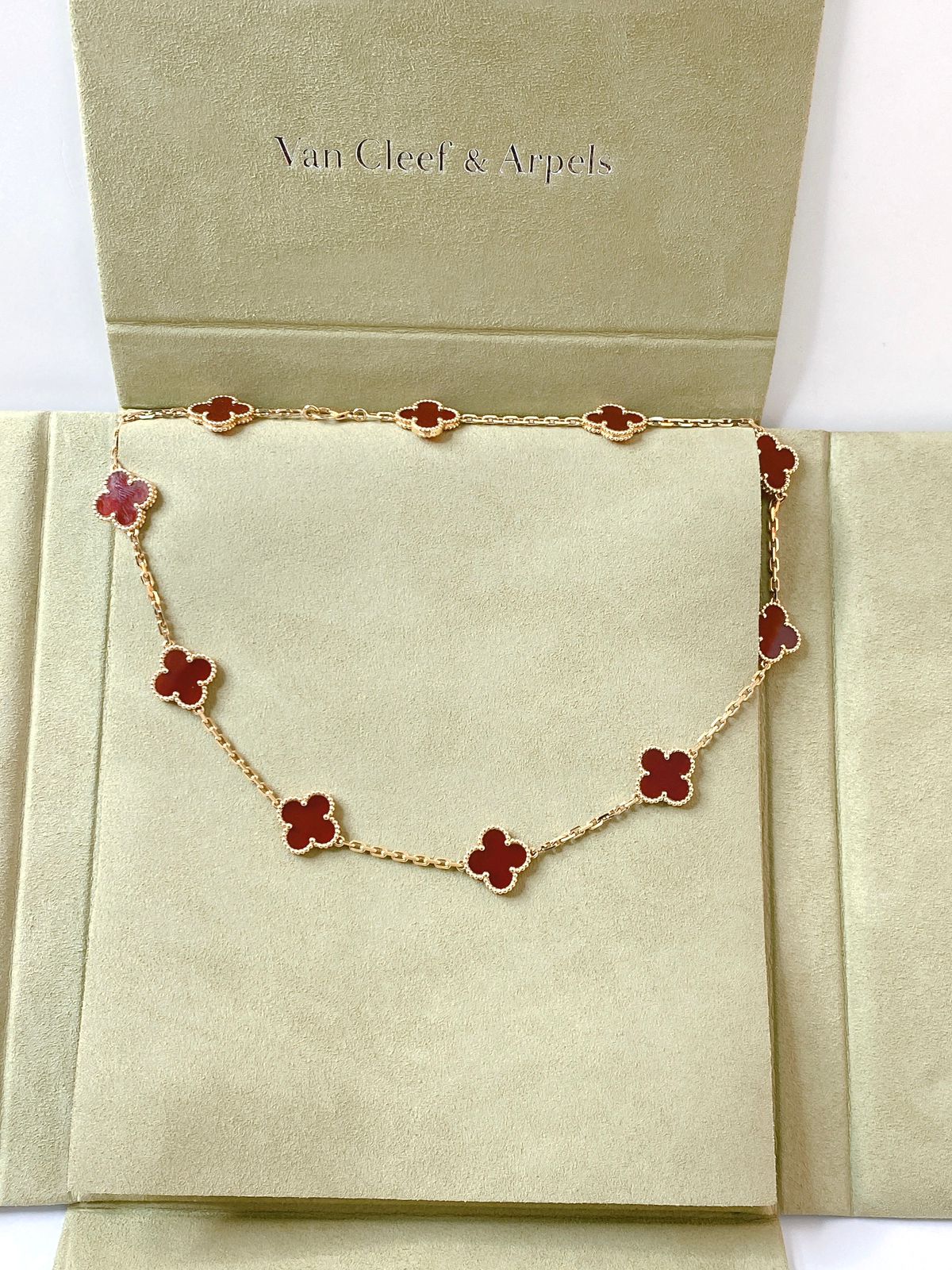 VINTAGE ALHAMBRA CARNELIAN 18K YELLOW GOLD 10 MOTIF STATION NECKLACE