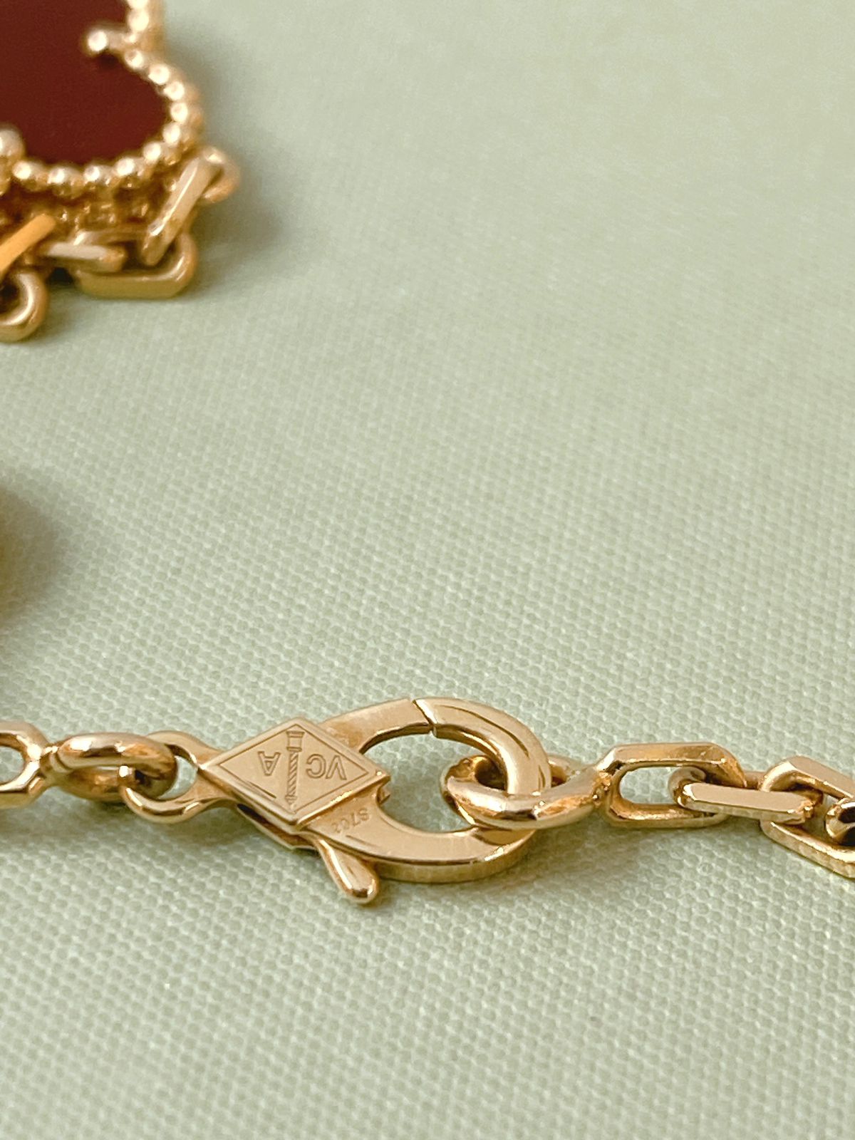VINTAGE ALHAMBRA CARNELIAN 18K YELLOW GOLD 10 MOTIF STATION NECKLACE