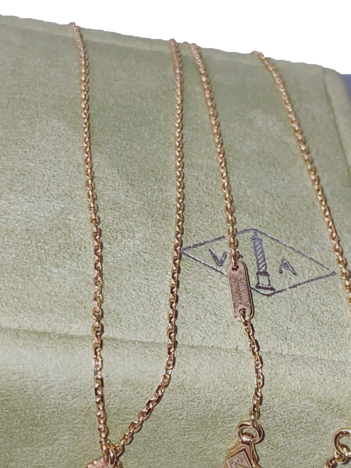 18K YELLOW GOLD AND MOTHER OF PEARL SWEET ALHAMBRA PENDANT