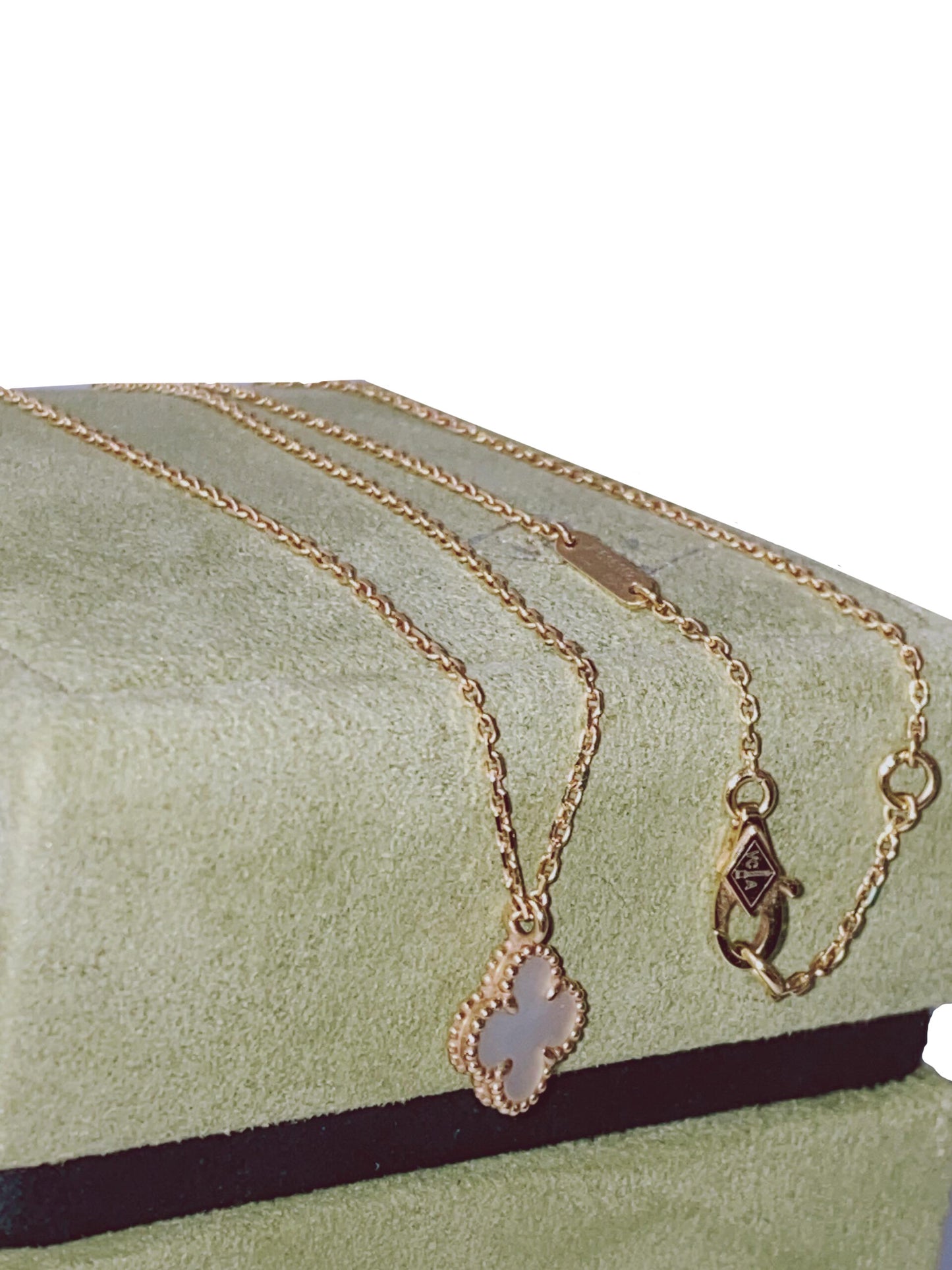 18K YELLOW GOLD AND MOTHER OF PEARL SWEET ALHAMBRA PENDANT