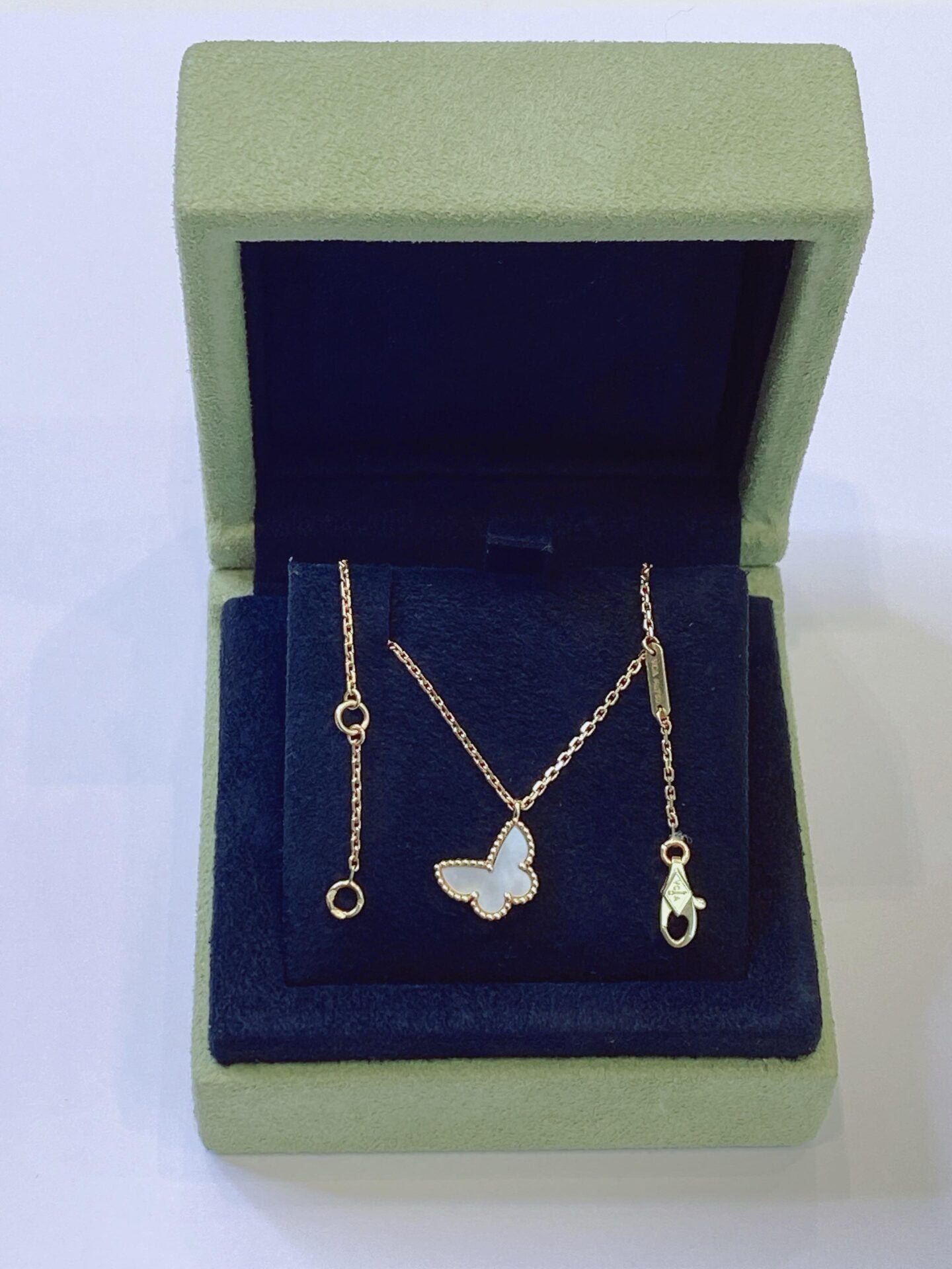 SWEET BUTTERFLY PENDANT 18K YELLOW GOLD MOTHER OF PEARL