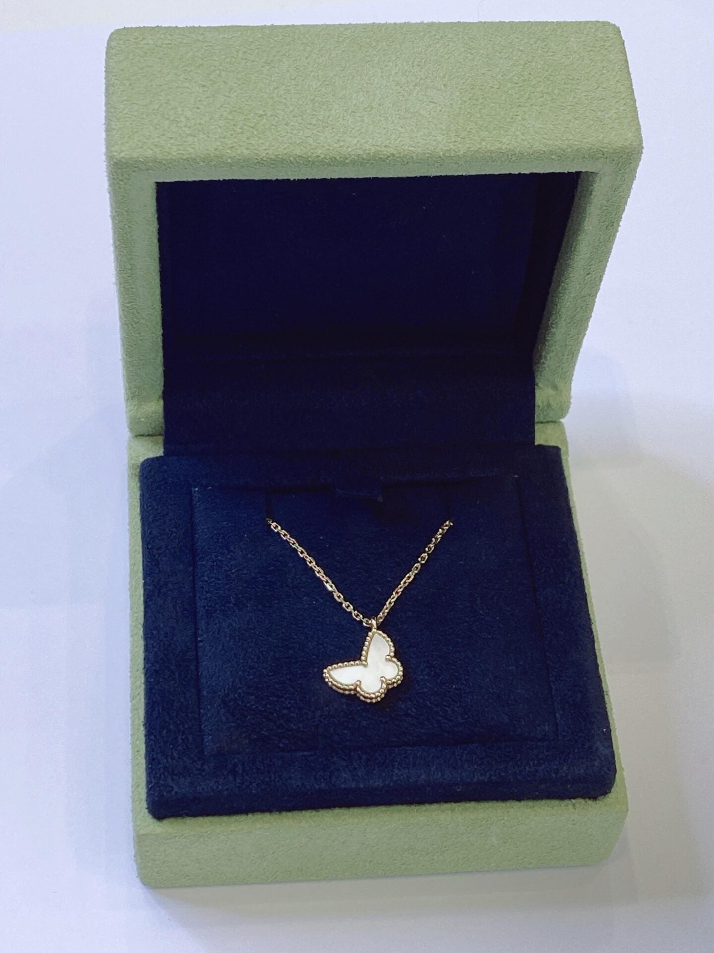 SWEET BUTTERFLY PENDANT 18K YELLOW GOLD MOTHER OF PEARL