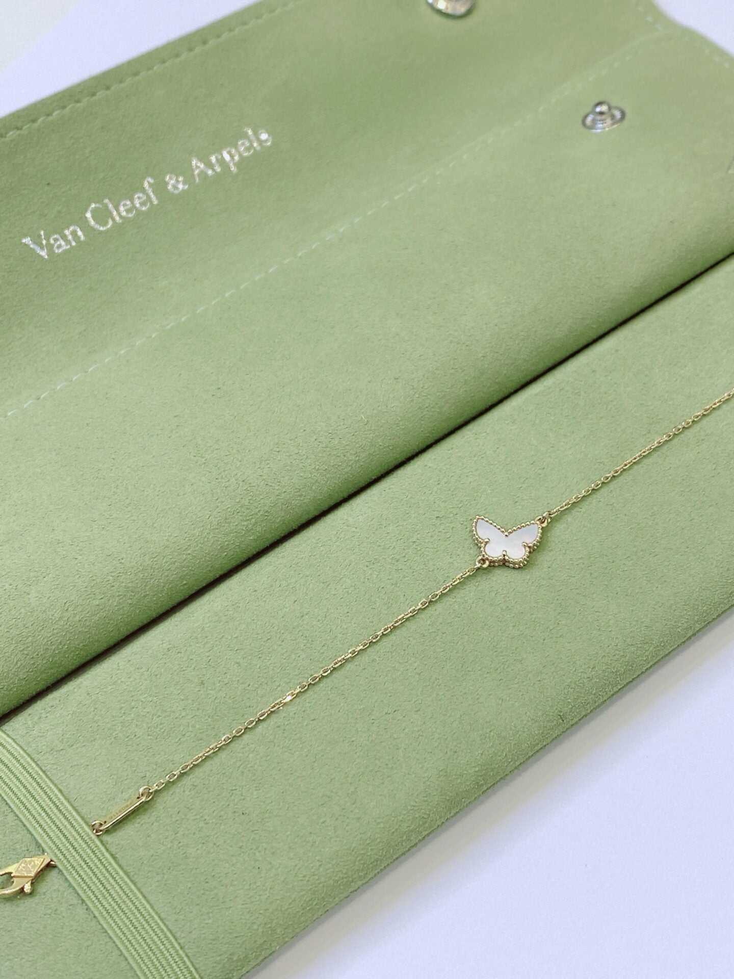 SWEET BUTTERFLY BRACELET 18K YELLOW GOLD MOTHER OF PEARL