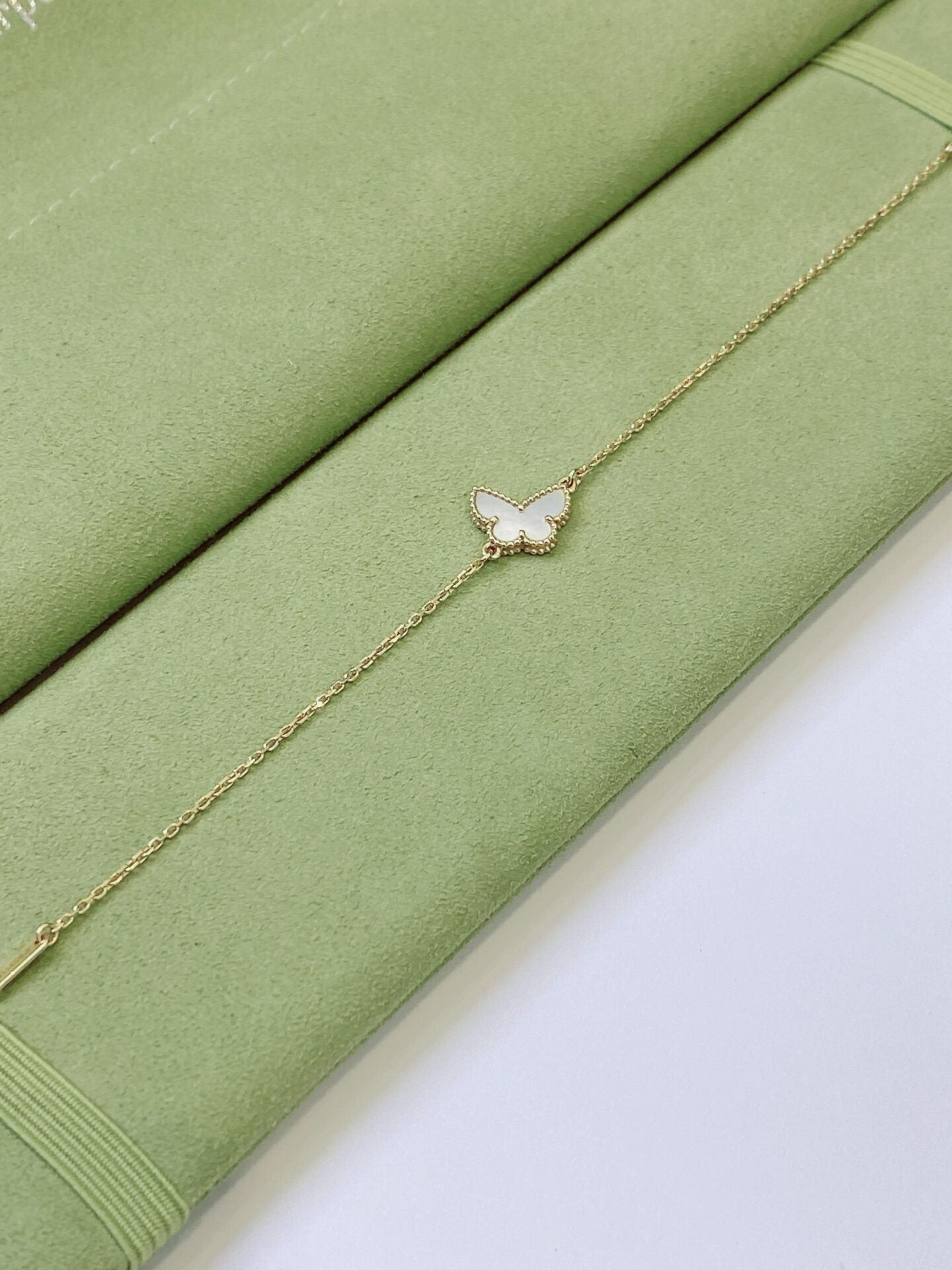 SWEET BUTTERFLY BRACELET 18K YELLOW GOLD MOTHER OF PEARL