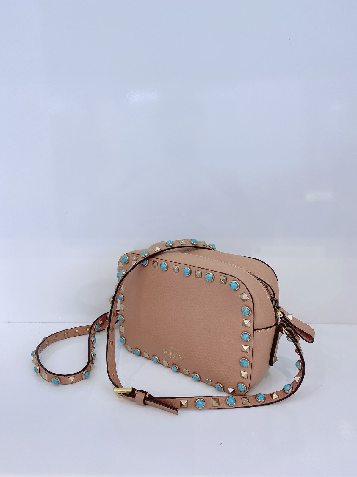 BLUSH PINK LEATHER ROLLING ROCKSTUD CAMERA CROSSBODY BAG
