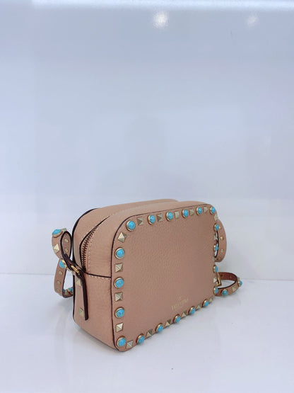 BLUSH PINK LEATHER ROLLING ROCKSTUD CAMERA CROSSBODY BAG