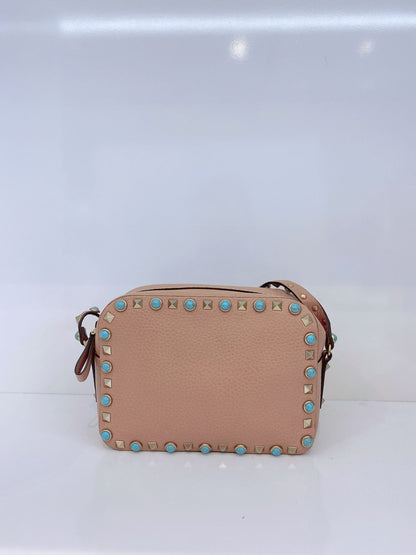 BLUSH PINK LEATHER ROLLING ROCKSTUD CAMERA CROSSBODY BAG