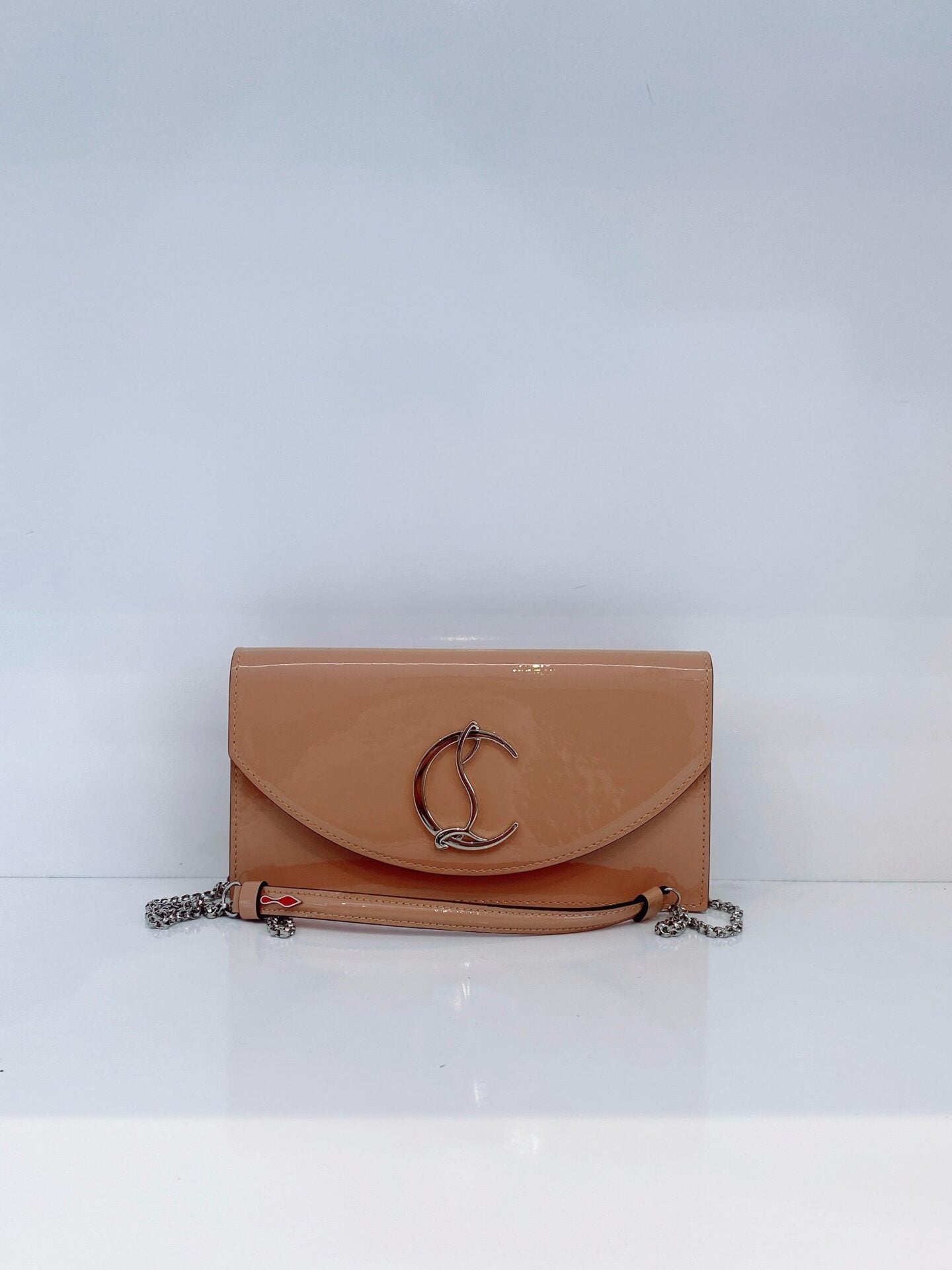 BEIGE PATENT LEATHER LOUBI 54 CHAIN CLUTCH