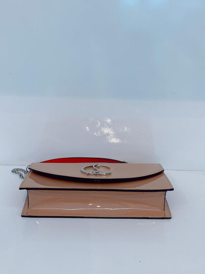 BEIGE PATENT LEATHER LOUBI 54 CHAIN CLUTCH