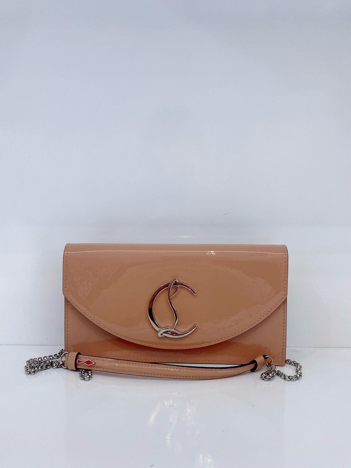 BEIGE PATENT LEATHER LOUBI 54 CHAIN CLUTCH