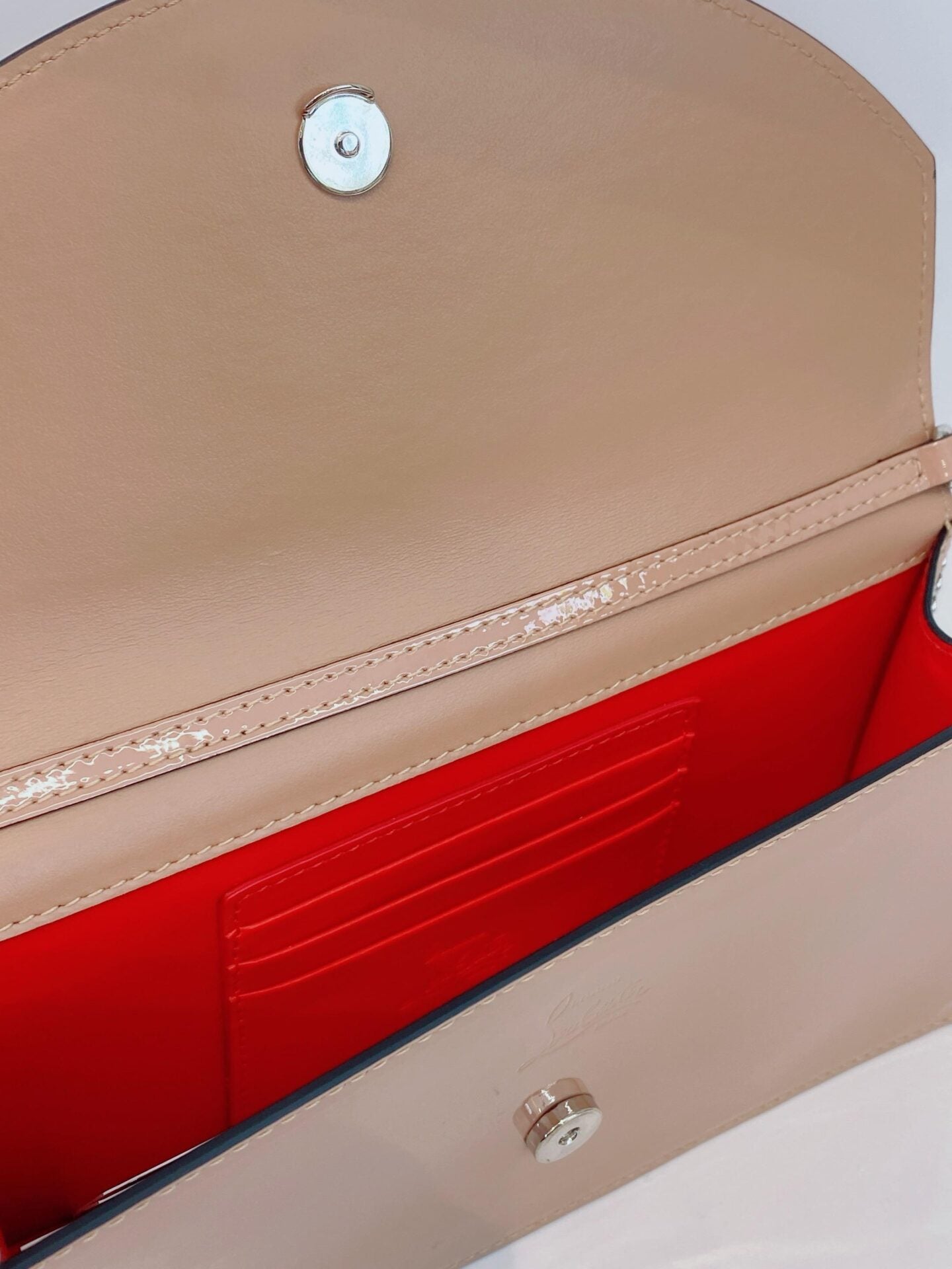 BEIGE PATENT LEATHER LOUBI 54 CHAIN CLUTCH