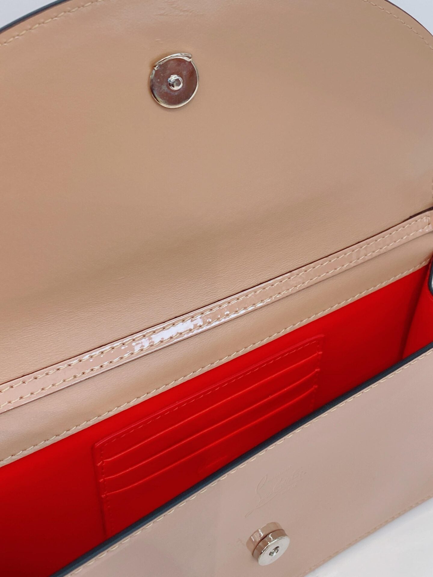 BEIGE PATENT LEATHER LOUBI 54 CHAIN CLUTCH