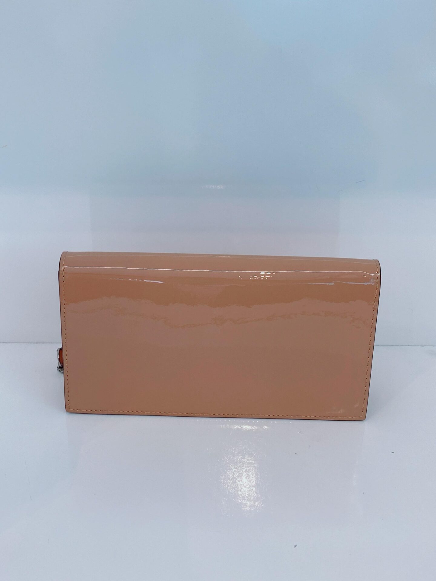 BEIGE PATENT LEATHER LOUBI 54 CHAIN CLUTCH