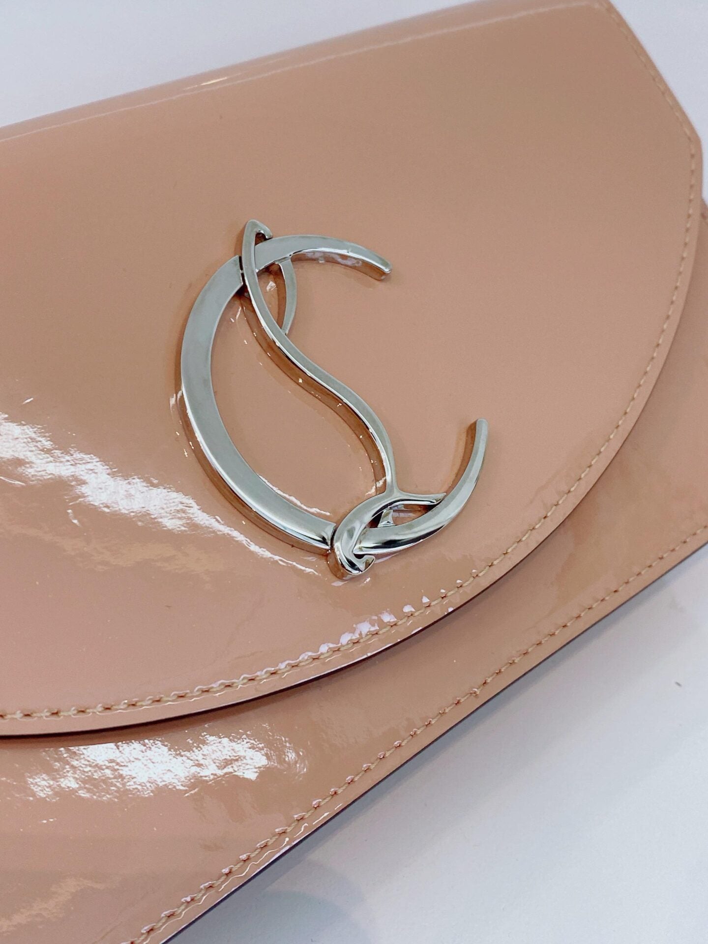 BEIGE PATENT LEATHER LOUBI 54 CHAIN CLUTCH