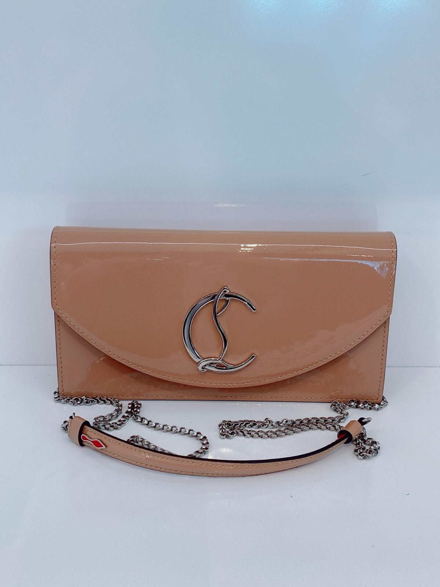 BEIGE PATENT LEATHER LOUBI 54 CHAIN CLUTCH