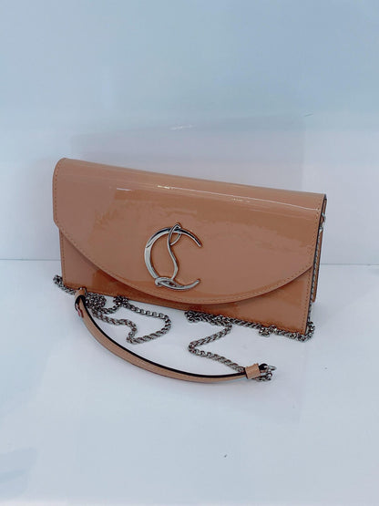 BEIGE PATENT LEATHER LOUBI 54 CHAIN CLUTCH