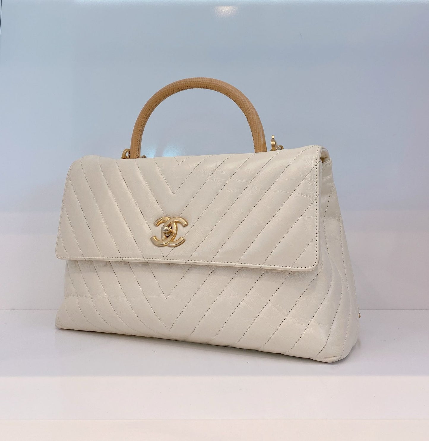LIZARD COCO TOP HANDLE BAG CHEVRON IN WHITE QUILTED LEATHER