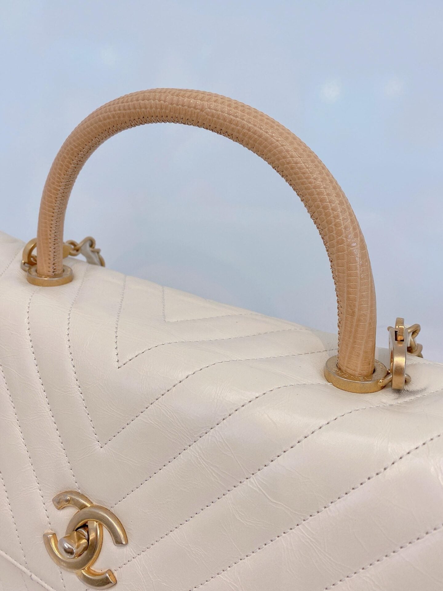 LIZARD COCO TOP HANDLE BAG CHEVRON IN WHITE QUILTED LEATHER
