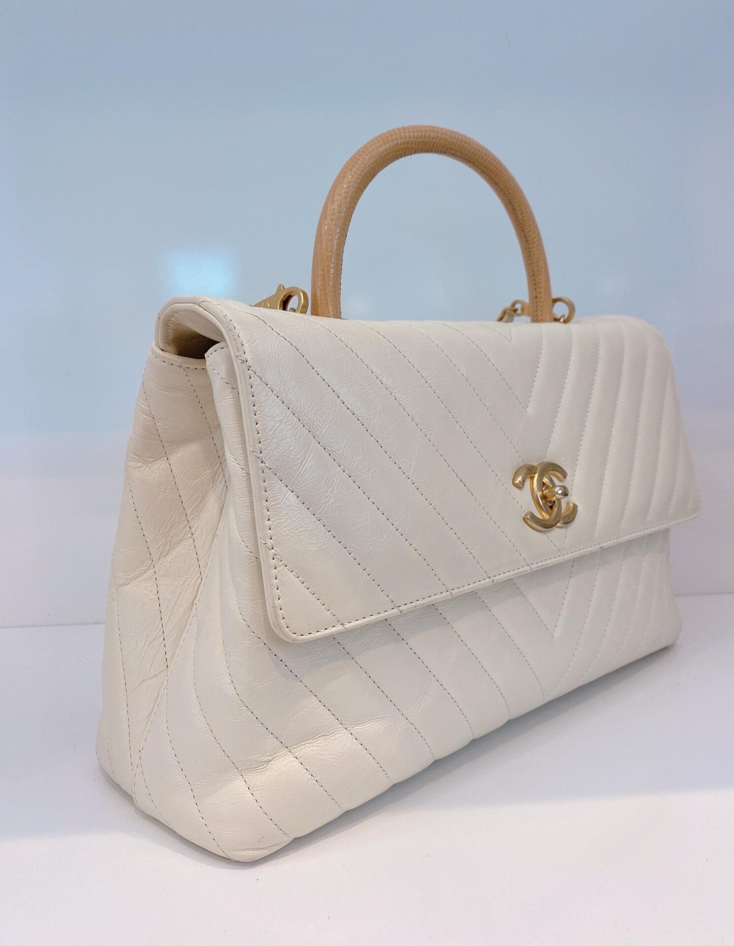 LIZARD COCO TOP HANDLE BAG CHEVRON IN WHITE QUILTED LEATHER