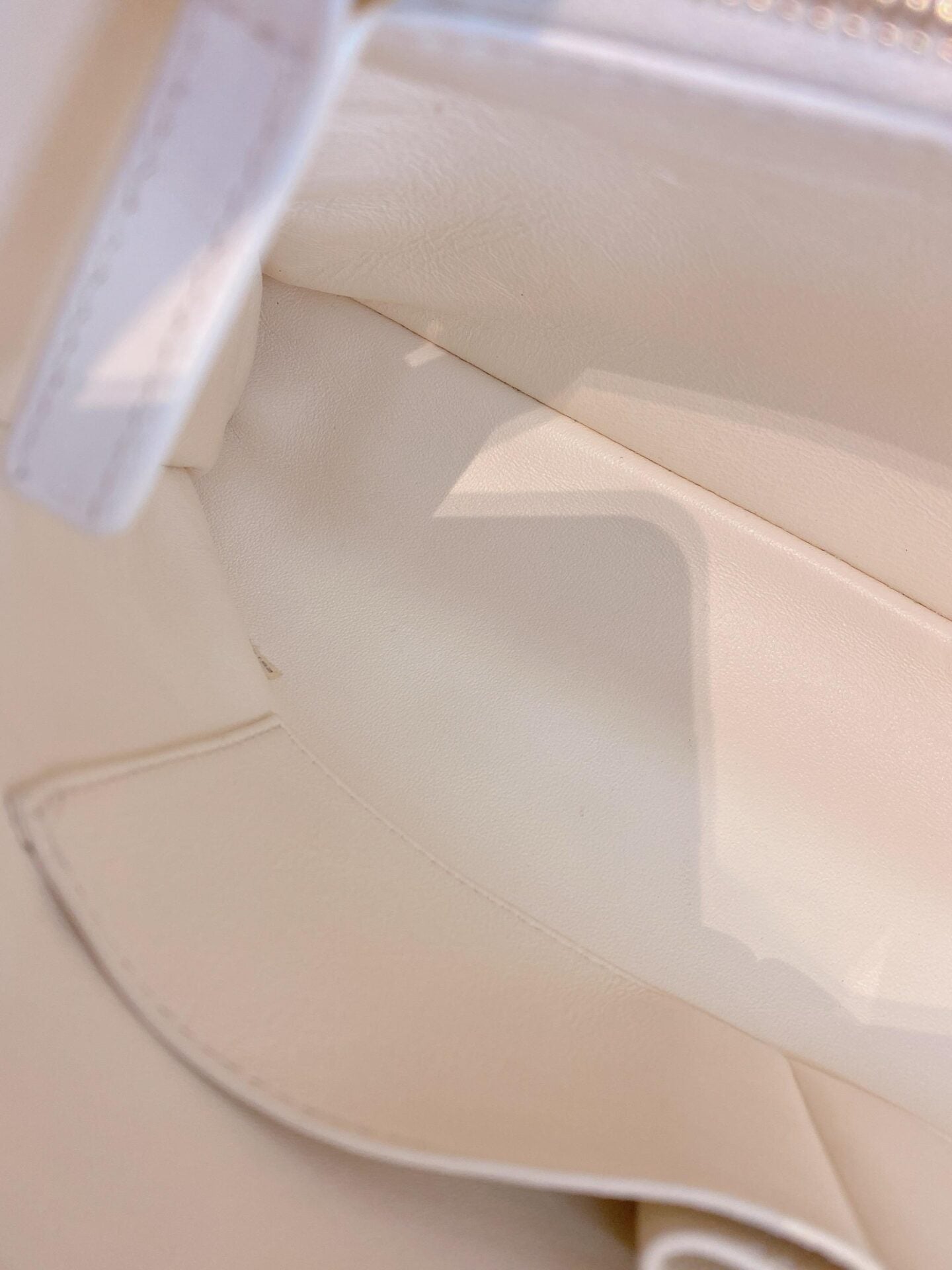 LIZARD COCO TOP HANDLE BAG CHEVRON IN WHITE QUILTED LEATHER