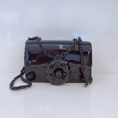 BLACK PATENT CALFSKIN SMALL CAMELLIA SINGLE FLAP BAG