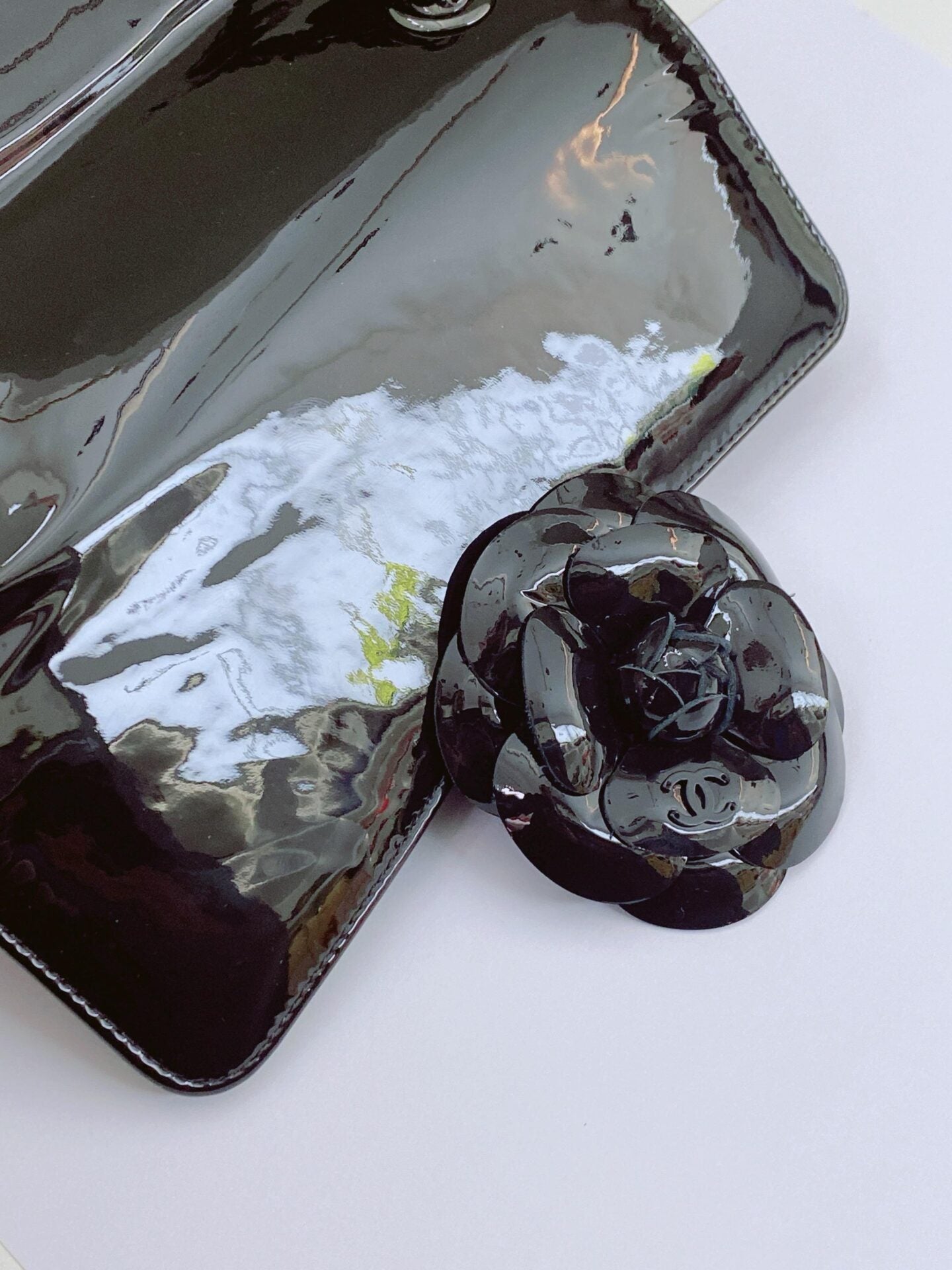 BLACK PATENT CALFSKIN SMALL CAMELLIA SINGLE FLAP BAG