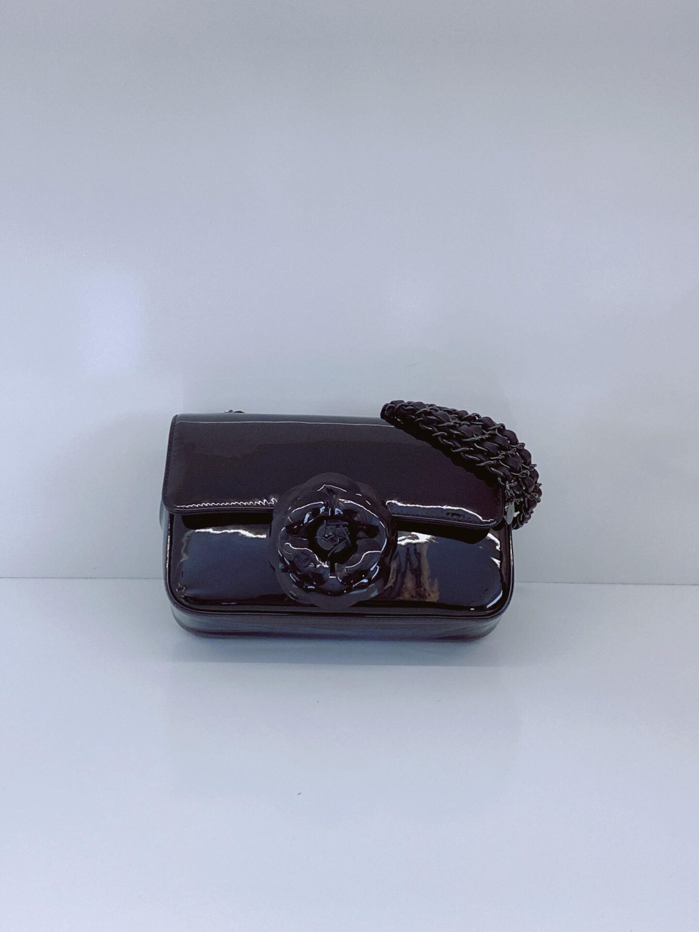 BLACK PATENT CALFSKIN SMALL CAMELLIA SINGLE FLAP BAG