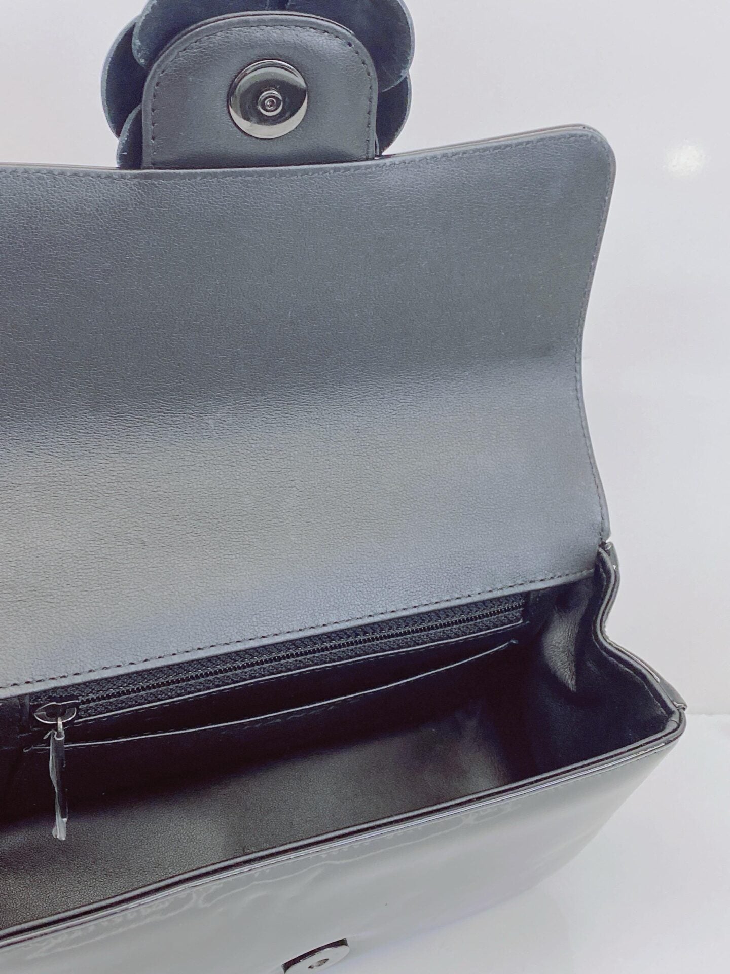 BLACK PATENT CALFSKIN SMALL CAMELLIA SINGLE FLAP BAG