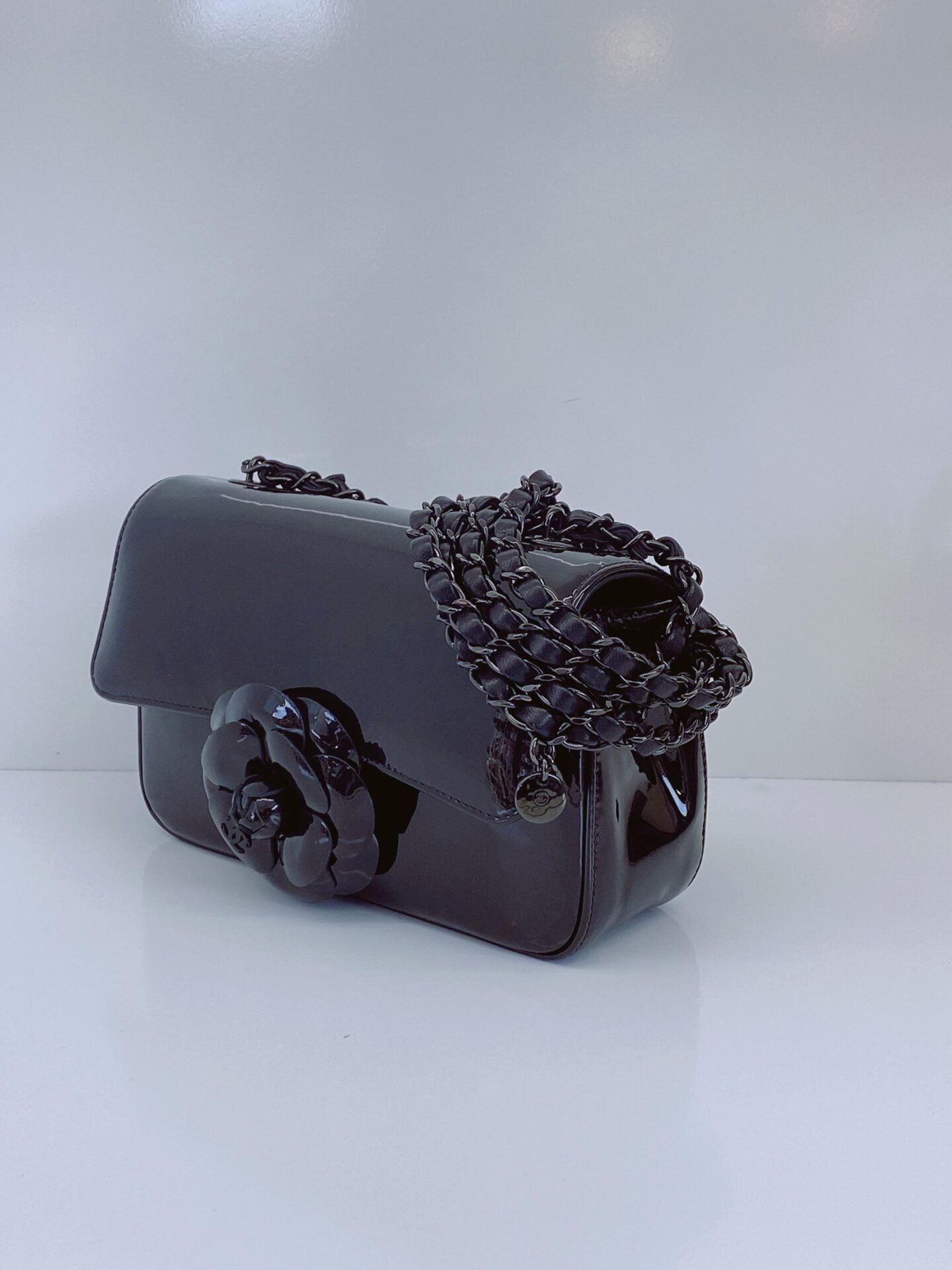 BLACK PATENT CALFSKIN SMALL CAMELLIA SINGLE FLAP BAG