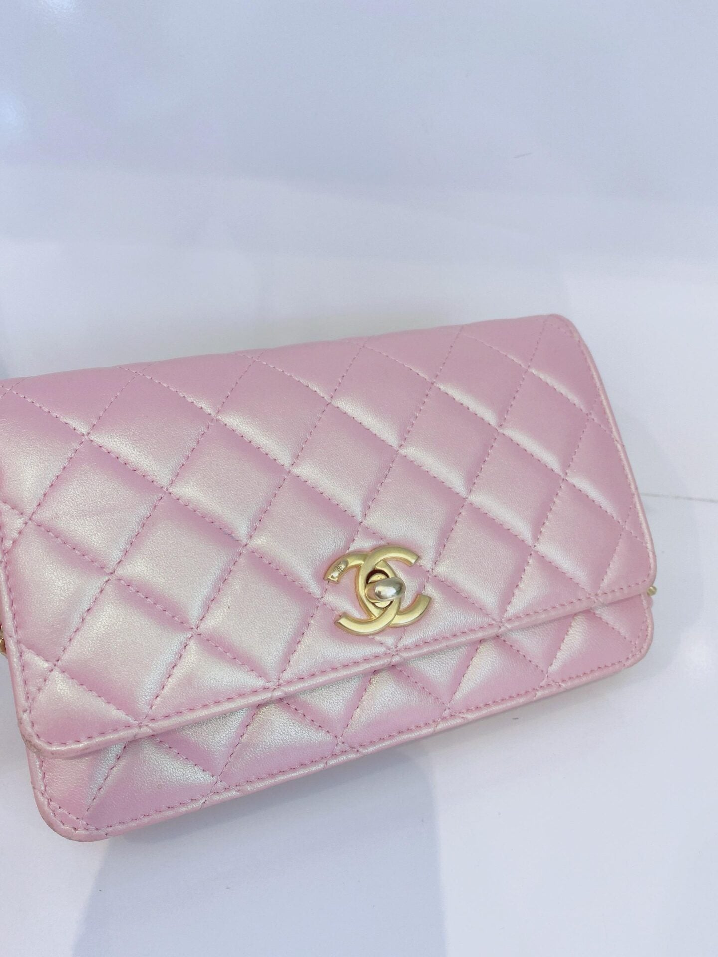 PINK IRIDESCENT LAMBSKIN LEATHER WITH PEARL IMMITATIONS WALLET ON CHAIN