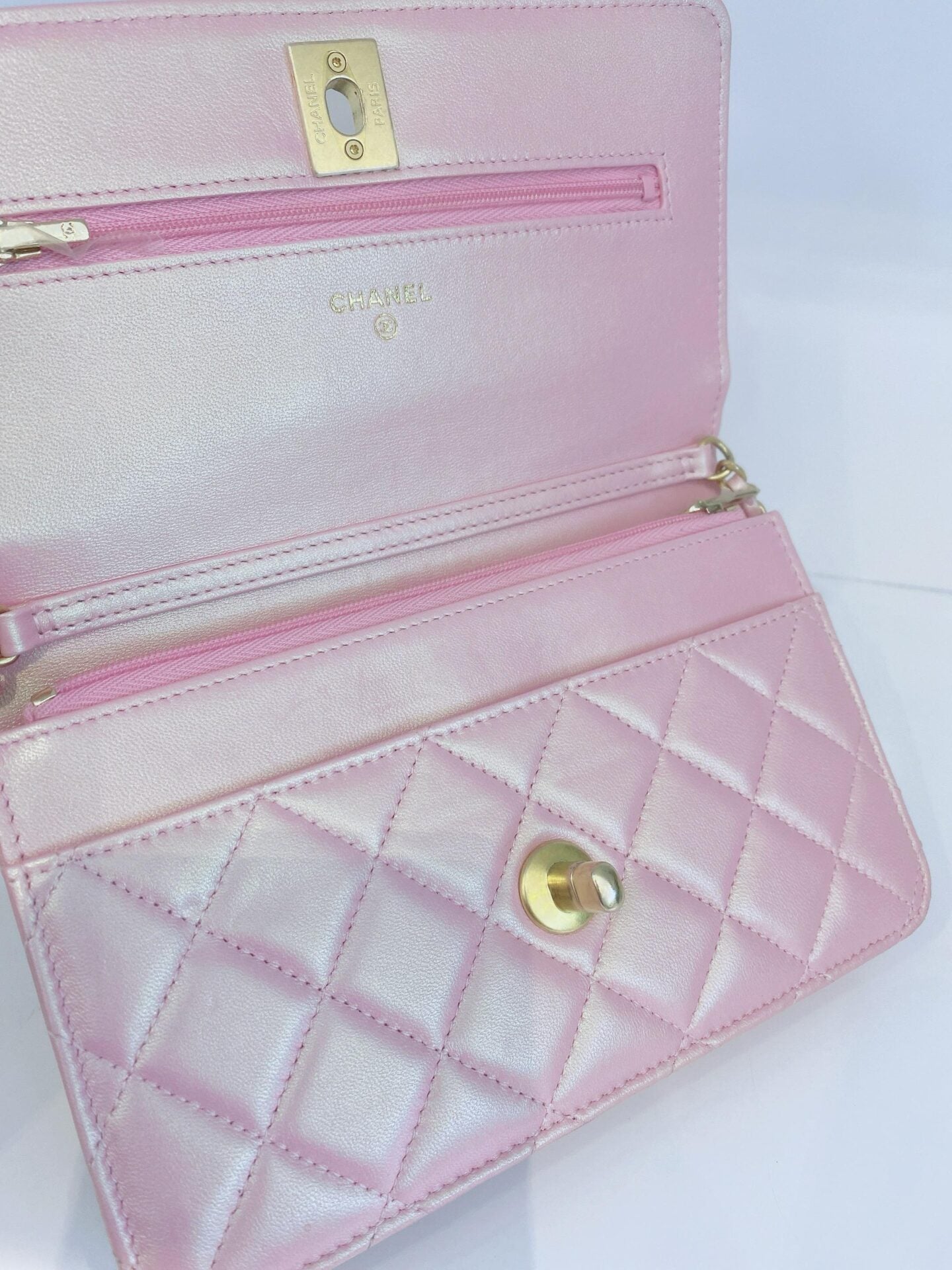 PINK IRIDESCENT LAMBSKIN LEATHER WITH PEARL IMMITATIONS WALLET ON CHAIN