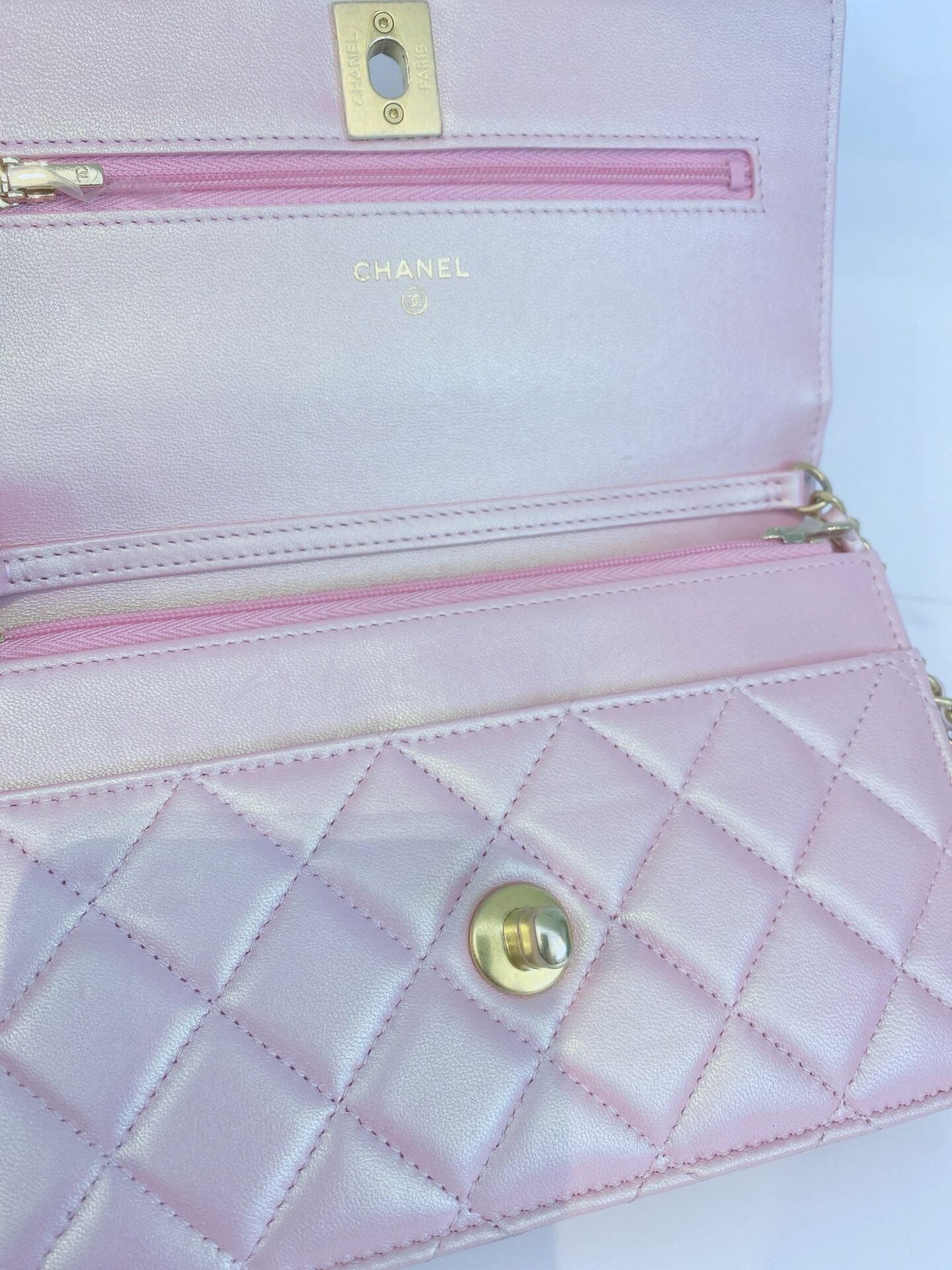 PINK IRIDESCENT LAMBSKIN LEATHER WITH PEARL IMMITATIONS WALLET ON CHAIN