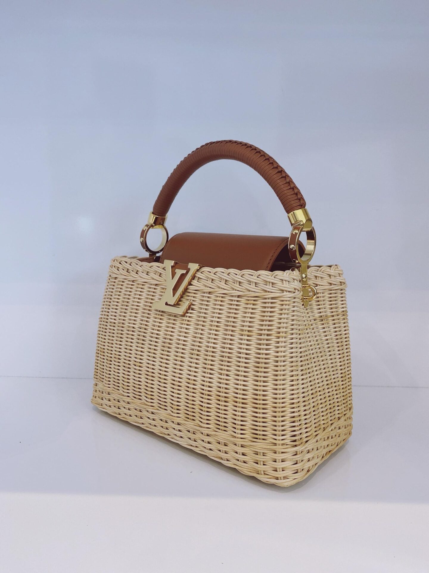 BROWN BEIGE BRAIDED RATTAN WITH SMOOTH COWHIDE LEATHER HANDLE CAPUCINES BB HANDBAG