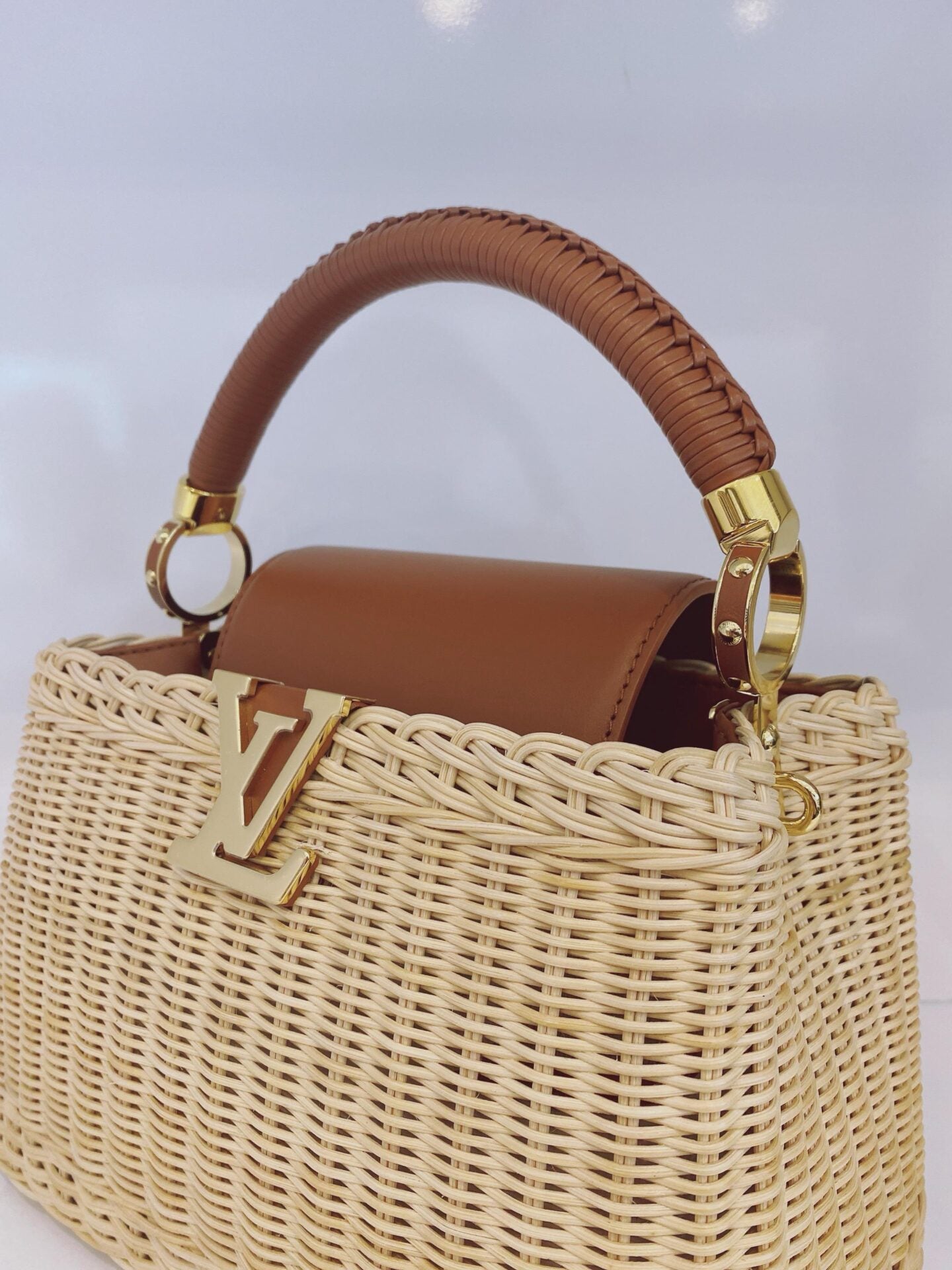 BROWN BEIGE BRAIDED RATTAN WITH SMOOTH COWHIDE LEATHER HANDLE CAPUCINES BB HANDBAG
