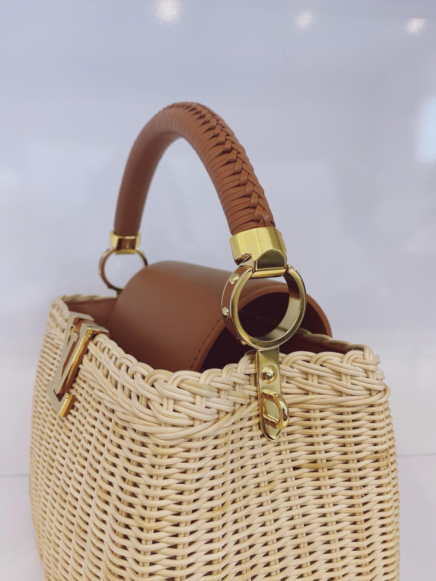 BROWN BEIGE BRAIDED RATTAN WITH SMOOTH COWHIDE LEATHER HANDLE CAPUCINES BB HANDBAG